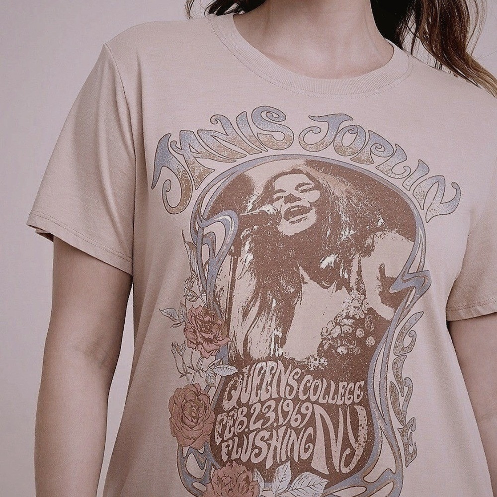 Goodie Two Sleeves Janis Joplin Womens 1969 Queens College NY Graphic Tee Tan XS